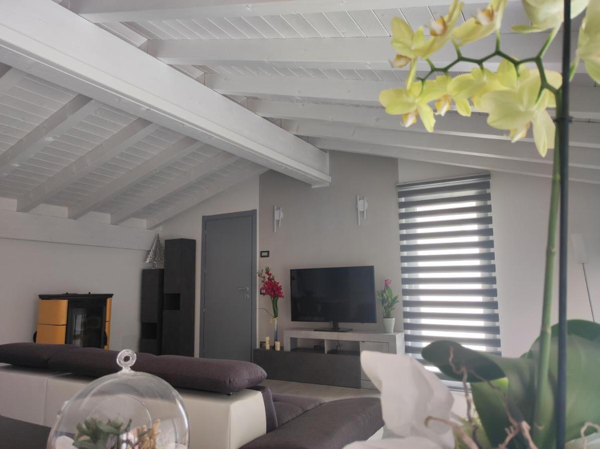 Luminoso Appartamento Vista Lago Solto Collina ภายนอก รูปภาพ