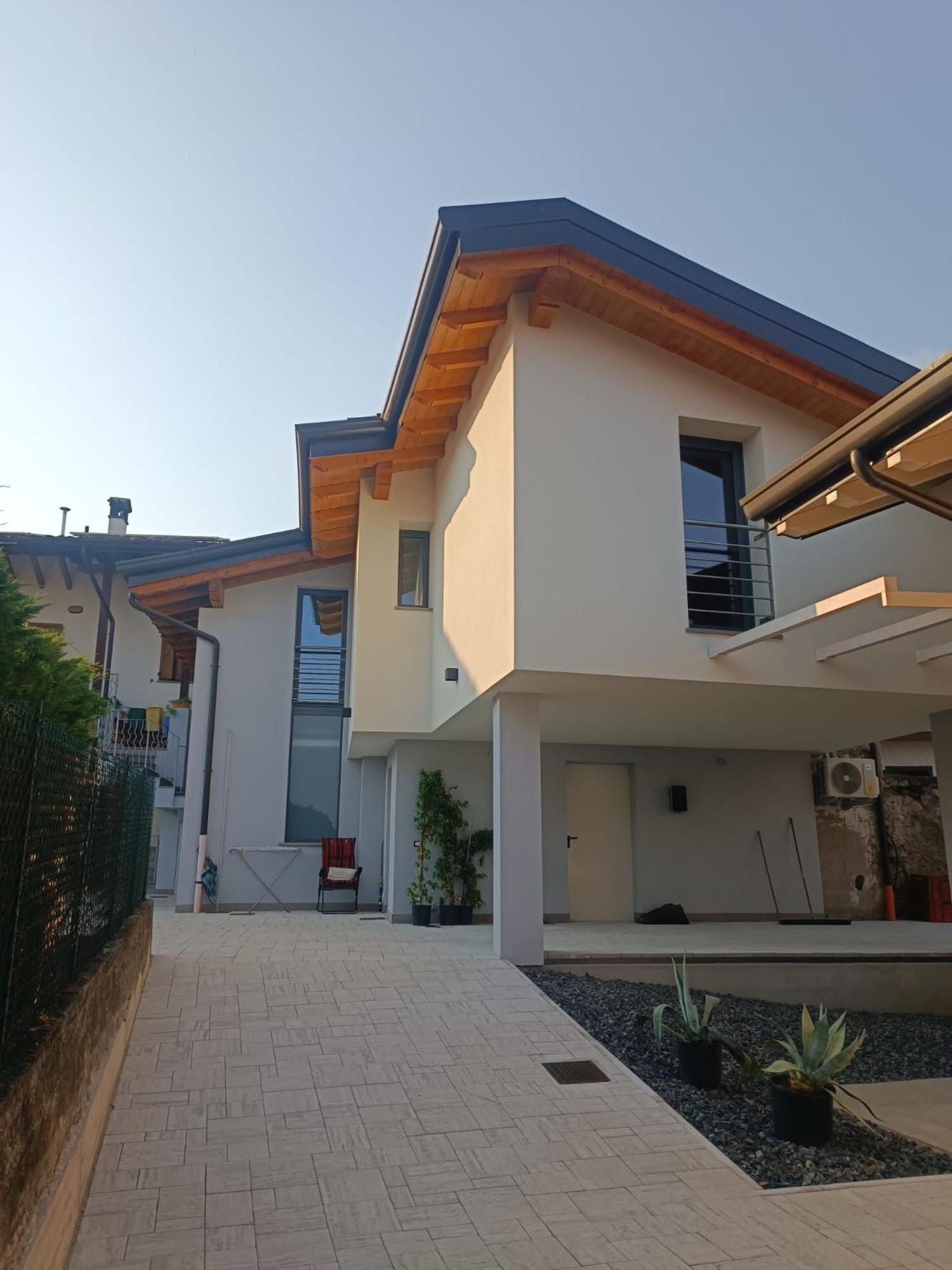 Luminoso Appartamento Vista Lago Solto Collina ภายนอก รูปภาพ