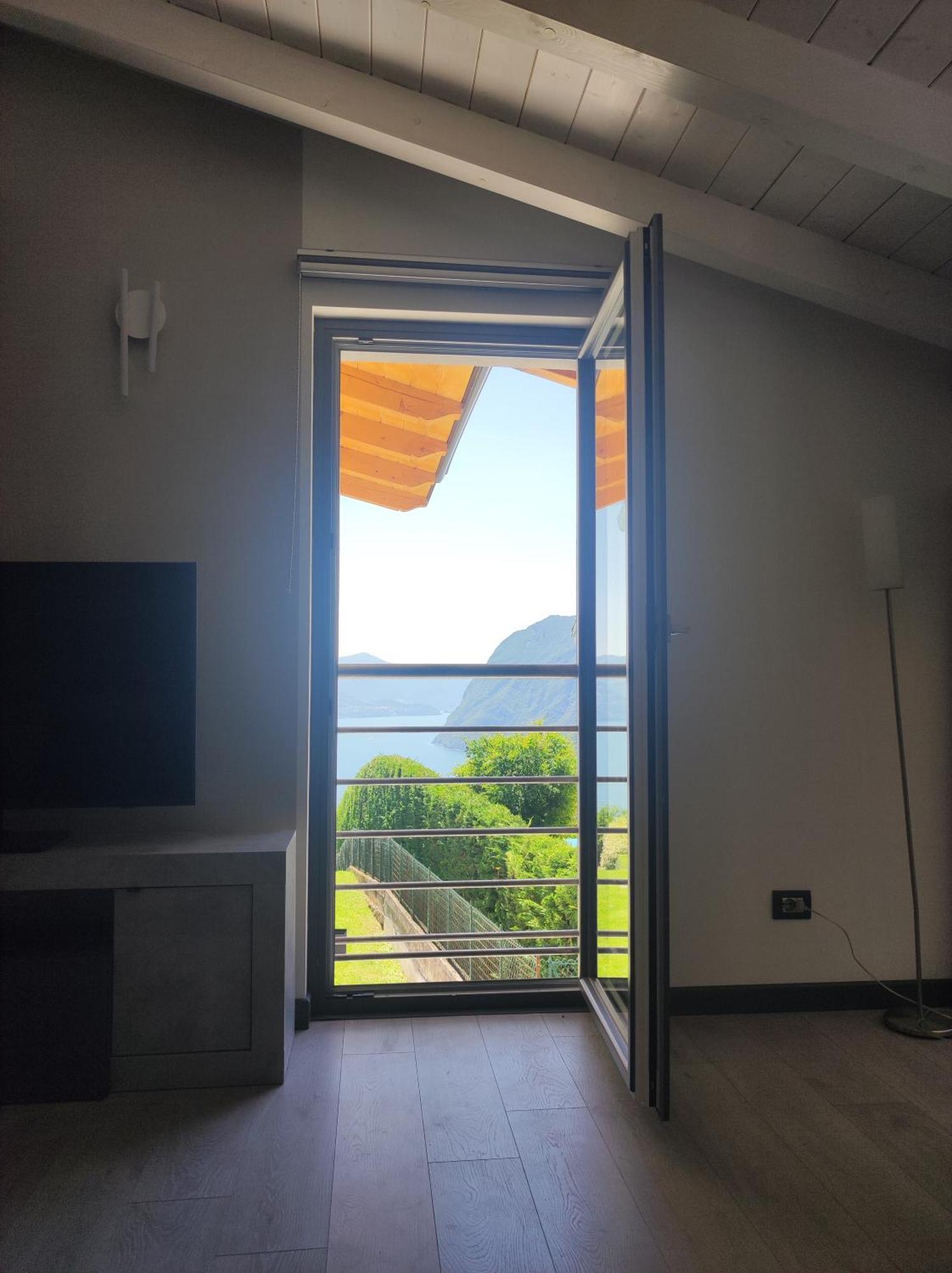 Luminoso Appartamento Vista Lago Solto Collina ภายนอก รูปภาพ