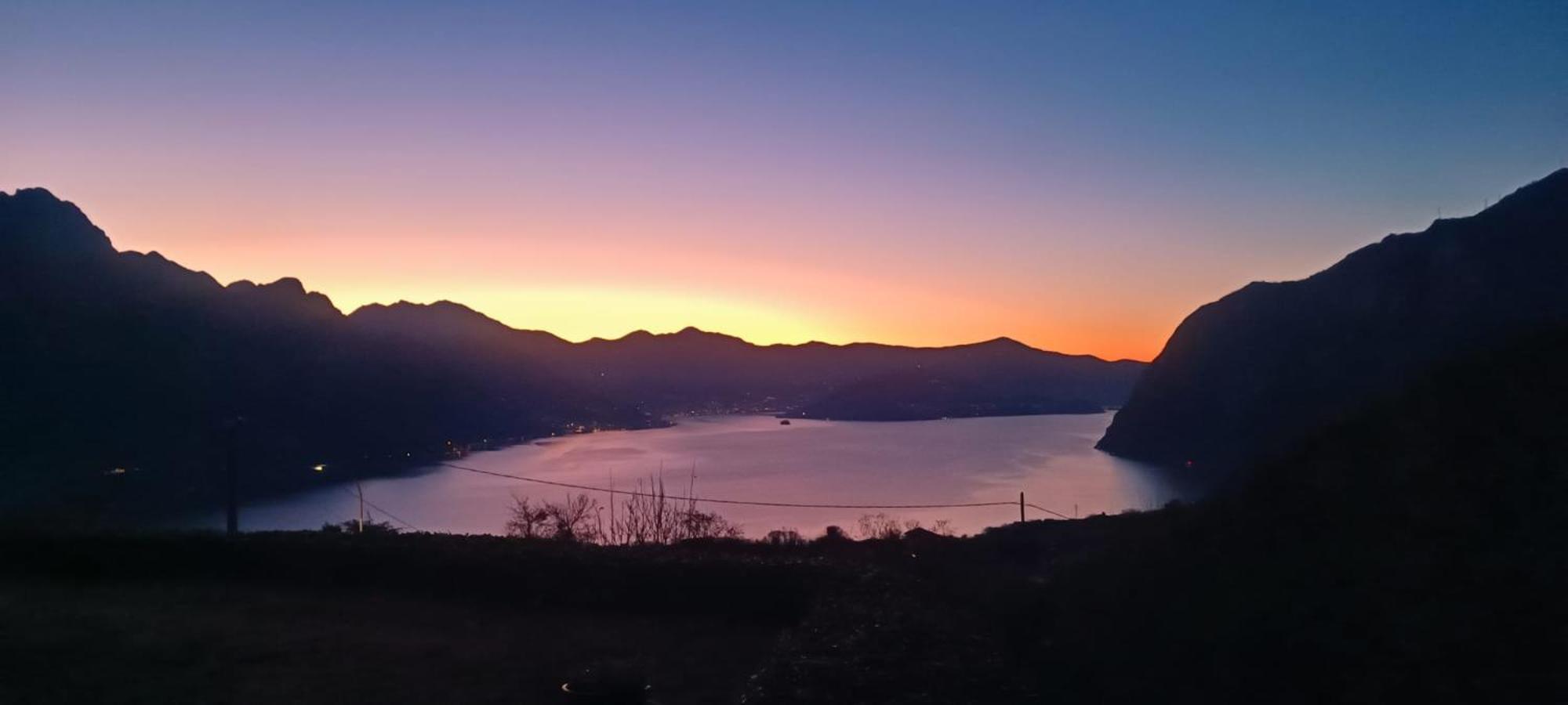 Luminoso Appartamento Vista Lago Solto Collina ภายนอก รูปภาพ